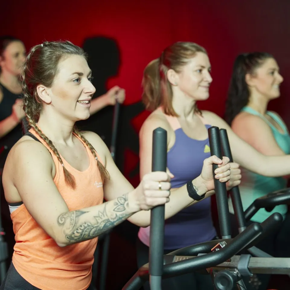 kvinnor som tränar med maskiner på gym