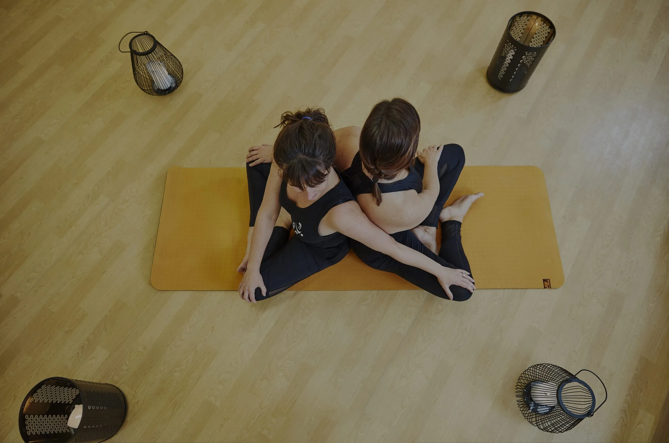 två kvinnor tränar yoga tillsammans