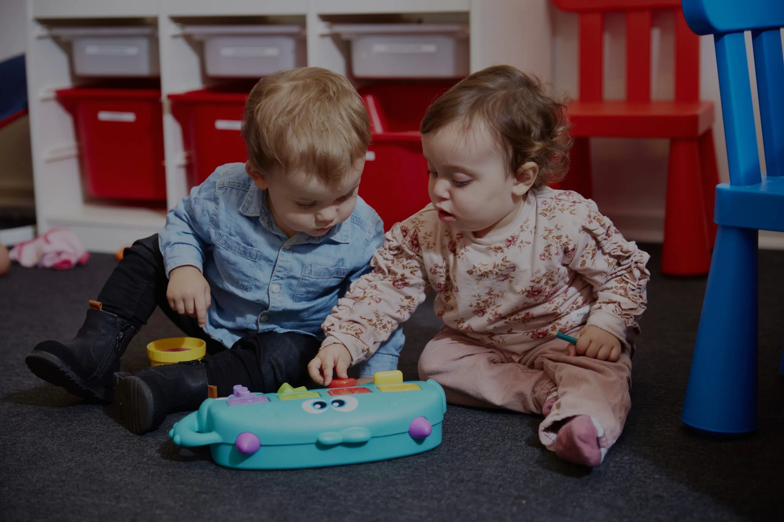 två barn leker med leksak