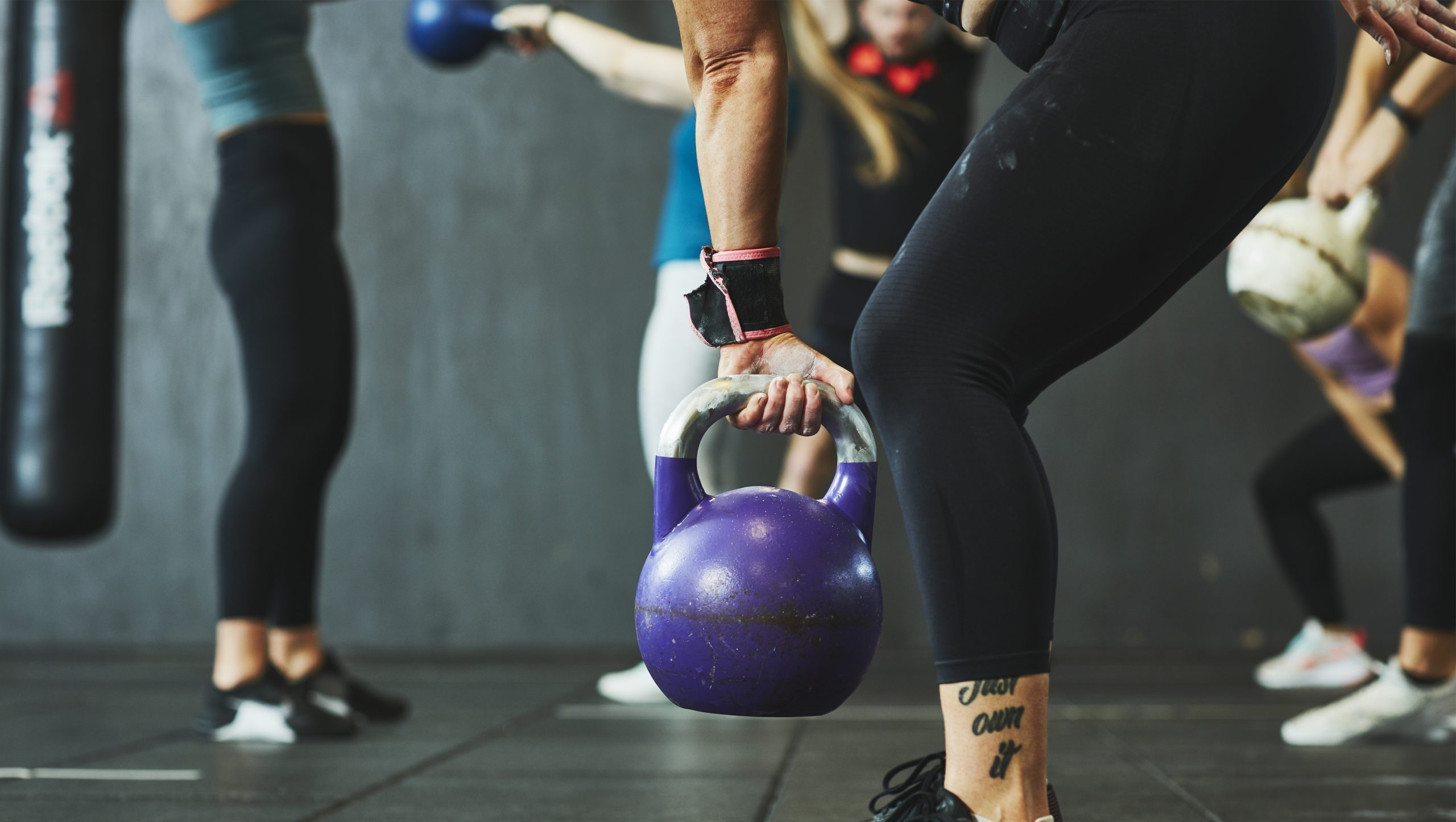 hand lyfter en kettlebell