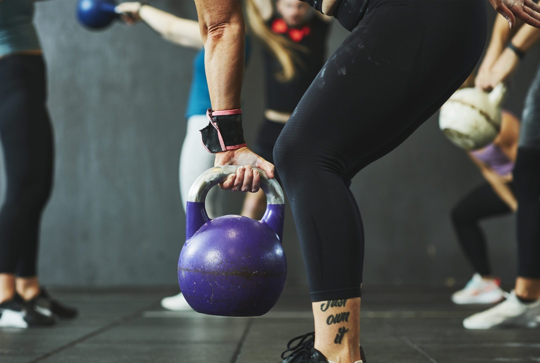 hand lyfter en kettlebell