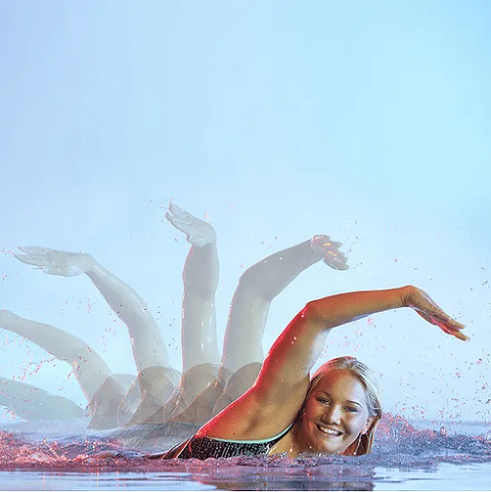 kvinna simmar i rörelse
