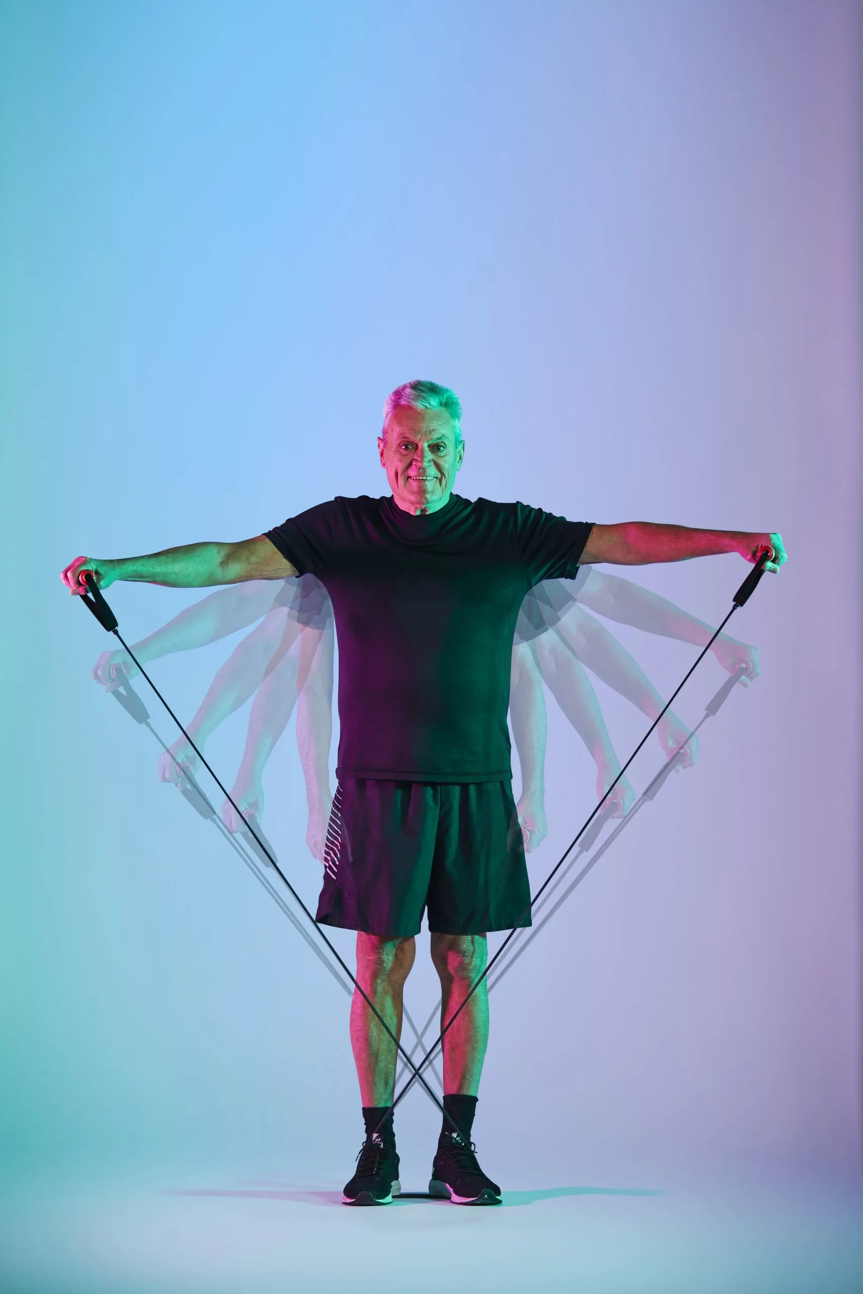 man tränar med band